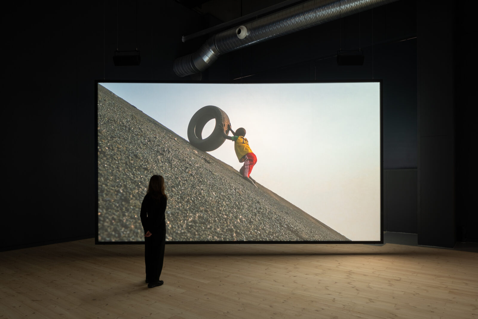 Besøgende ser udstilling af Francis Alÿs på kunstcenter